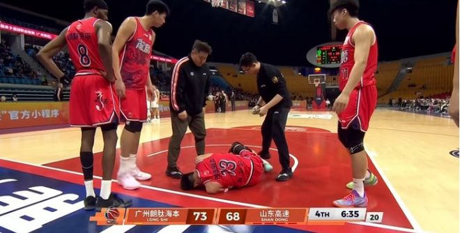 九游娱乐app-惨烈！郭艾伦突发受伤，抱着左膝痛苦倒地，被担架车送出场